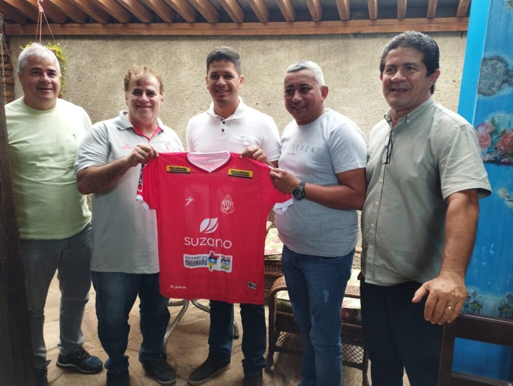 Gratidão! Este foi o sentimento da diretoria do Imperatriz que presenteou a Suzano com uma camisa do clube.